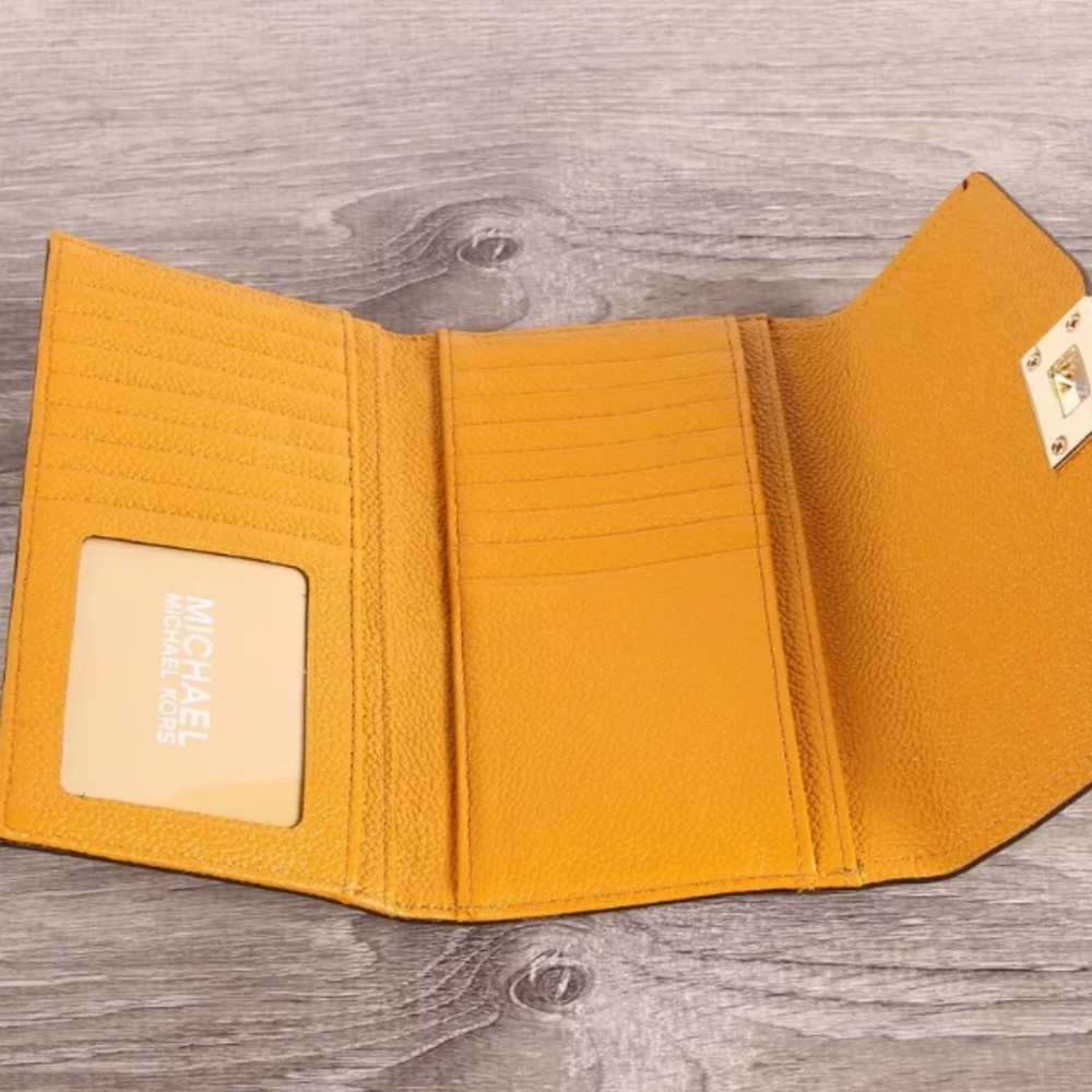 Michael Kors Cassie Large trifold Wallet brown new - Picture 6 of 6